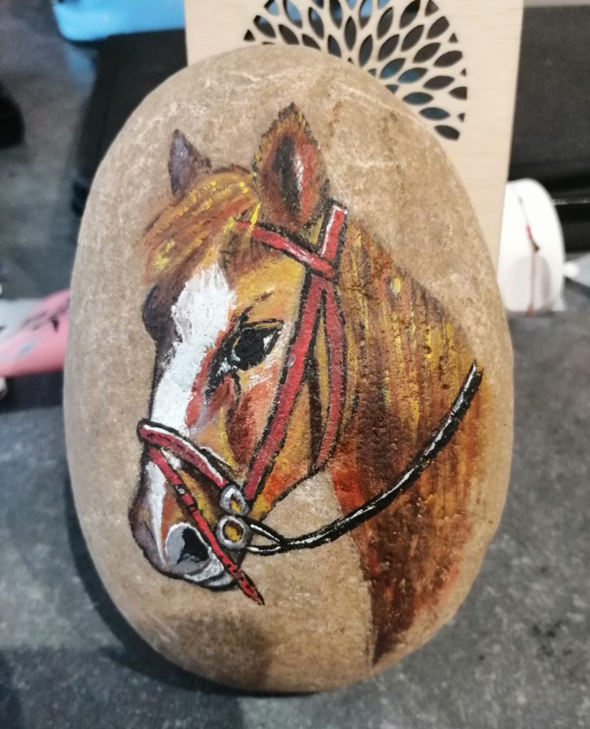 peinture pierre-galet-caillou animaux tete de cheval