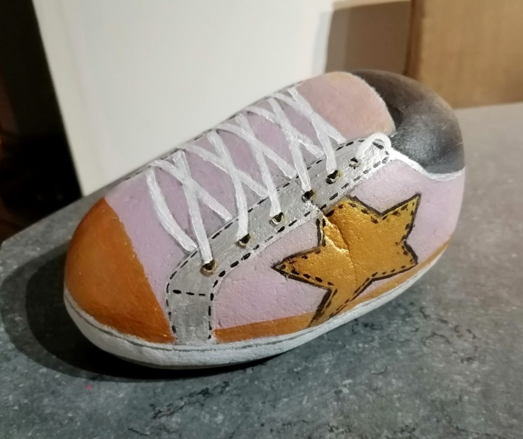 peinture pierre-galet-caillou objet chaussure basket fille