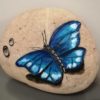 peinture pierre caillou animaux papillon bleu
