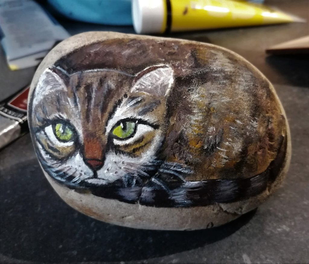 peinture pierre caillou animaux chat couché