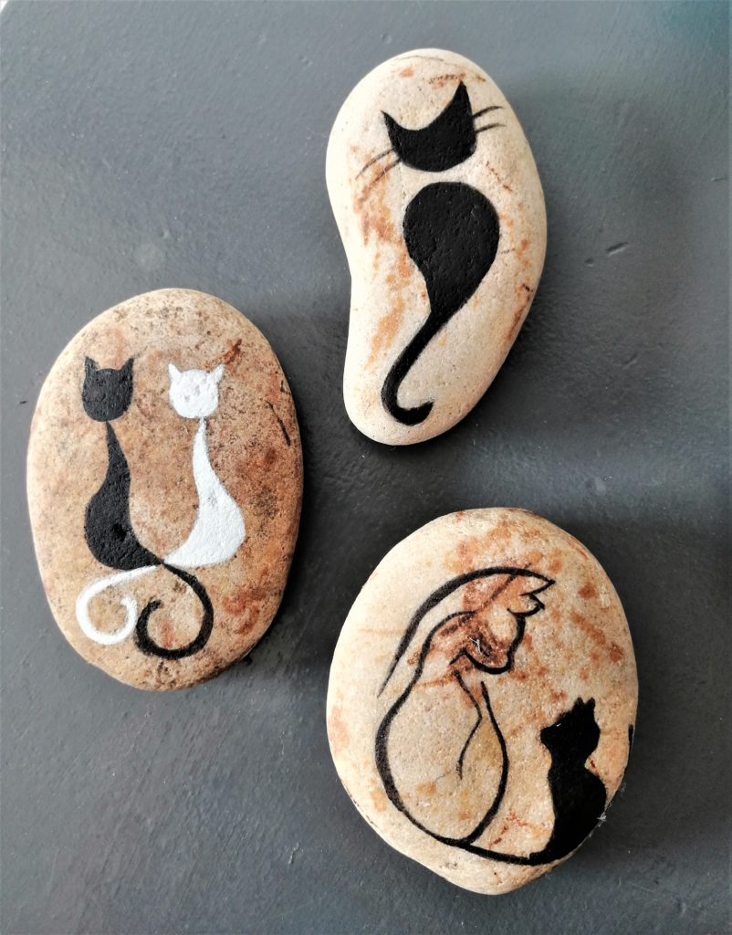 peinture pierre caillou animaux chat stylé noir et blanc