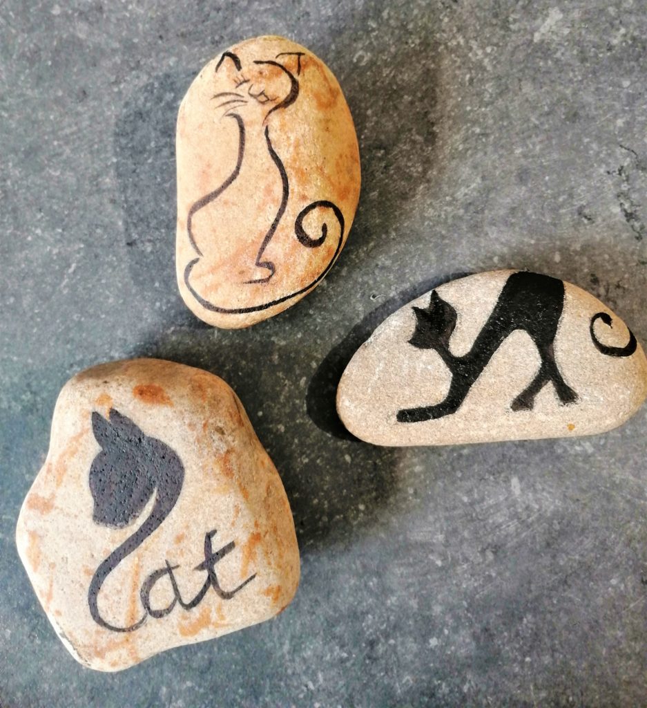 peinture pierre caillou animaux chat stylé noir et blanc