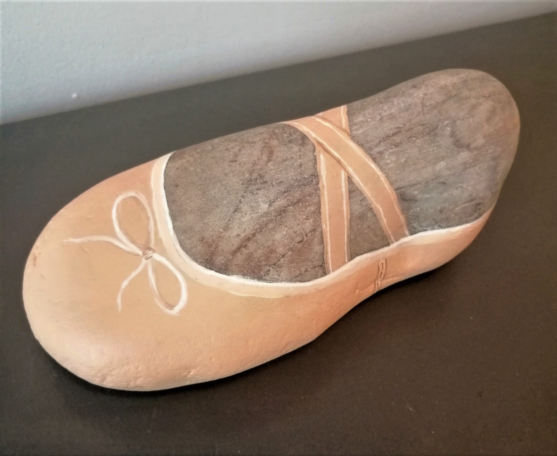 peinture pierre caillou objet chaussure ballerine recto